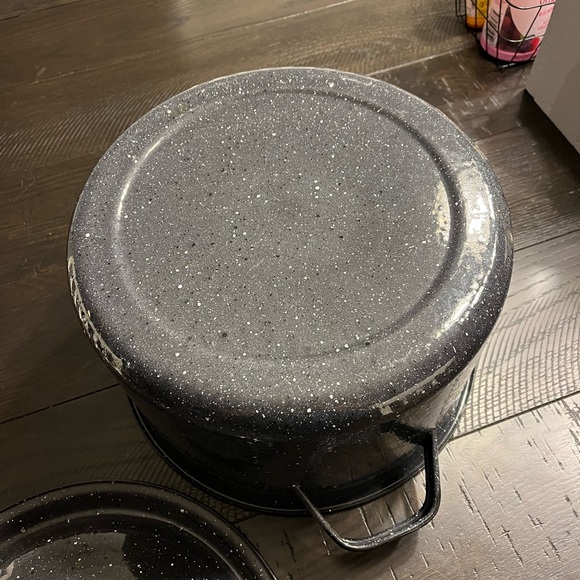 Vintage black speckled enamel ware stockpot with lid - Picture 4 of 5